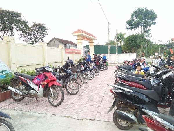 Phụ huynh để xe ngay ngắn trước cổng trước khi đón trẻ.