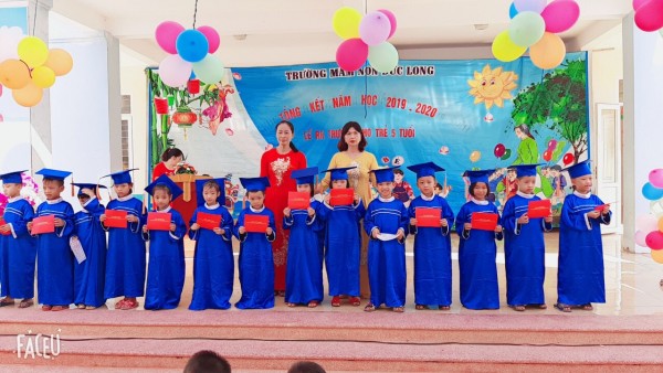 TRAO CHỨNG CHỈ CHO CÁC CHÁU 5 TUÔI