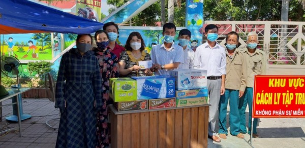 Cô giáo Lê Thị Thanh Hà-  Hiệu Trưởng Trường Mầm Non Đức Long đồng hành cùng BGH các cấp học ủng hộ điểm cách ly  xãTân Dân nhu yếu phẩm