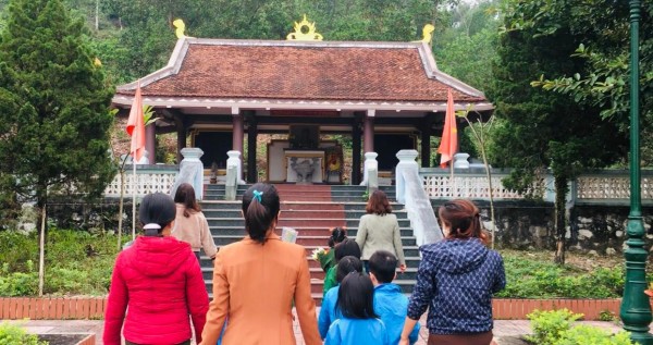 TRƯỜNG MẦM NON ĐỨC LONG TỔ CHỨC CHO CÁC CHÁU THAM QUAN ĐÀI BIA TƯỞNG NIỆM NHÂN NGÀY 22/12