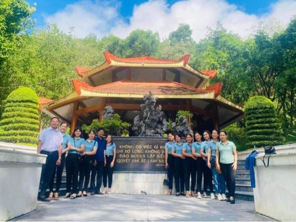 TẬP THỂ GIÁO VIÊN, NHẬN VIÊN DÂNG HƯƠNG TẠI KHU DI TÍCH NGÃ BA ĐỒNG LỘC, THĂM HỎI THƯƠNG BỆNH  BINH LÀ BỐ MẸ CỦA CÁC GIÁO VIÊN