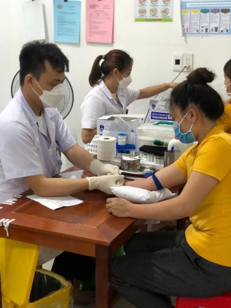 KHÁM SỨC KHỎE CHO CÁN BỘ GIÁO VIÊN, NHÂN VIÊN TRƯỜNG MẦM NON ĐỨC LONG