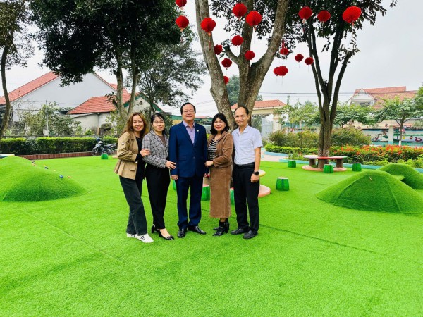 CUỘC GẶP NHỠ NHÀ BÁO TRẦN CHẤN UY VỀ THĂM TRƯỜNG MẦM NON ĐỨC LONG