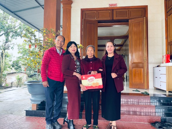 TRƯỜNG MẦM NON ĐỨC LONG TỔ CHỨC HOẠT ĐỘNG THĂM, CHÚC TẾT CÁC CỤ CAO TUỔI NHÂN DỊP XUÂN MỚI