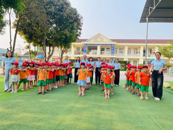 HOẠT ĐỘNG THAM QUAN, DÂNG HƯƠNG TẠI KHU MỘ TỔNG BÍ THƯ TRẦN PHÚ CỦA TRẺ 5 TUỔI TRƯỜNG MẦM NON ĐỨC LONG