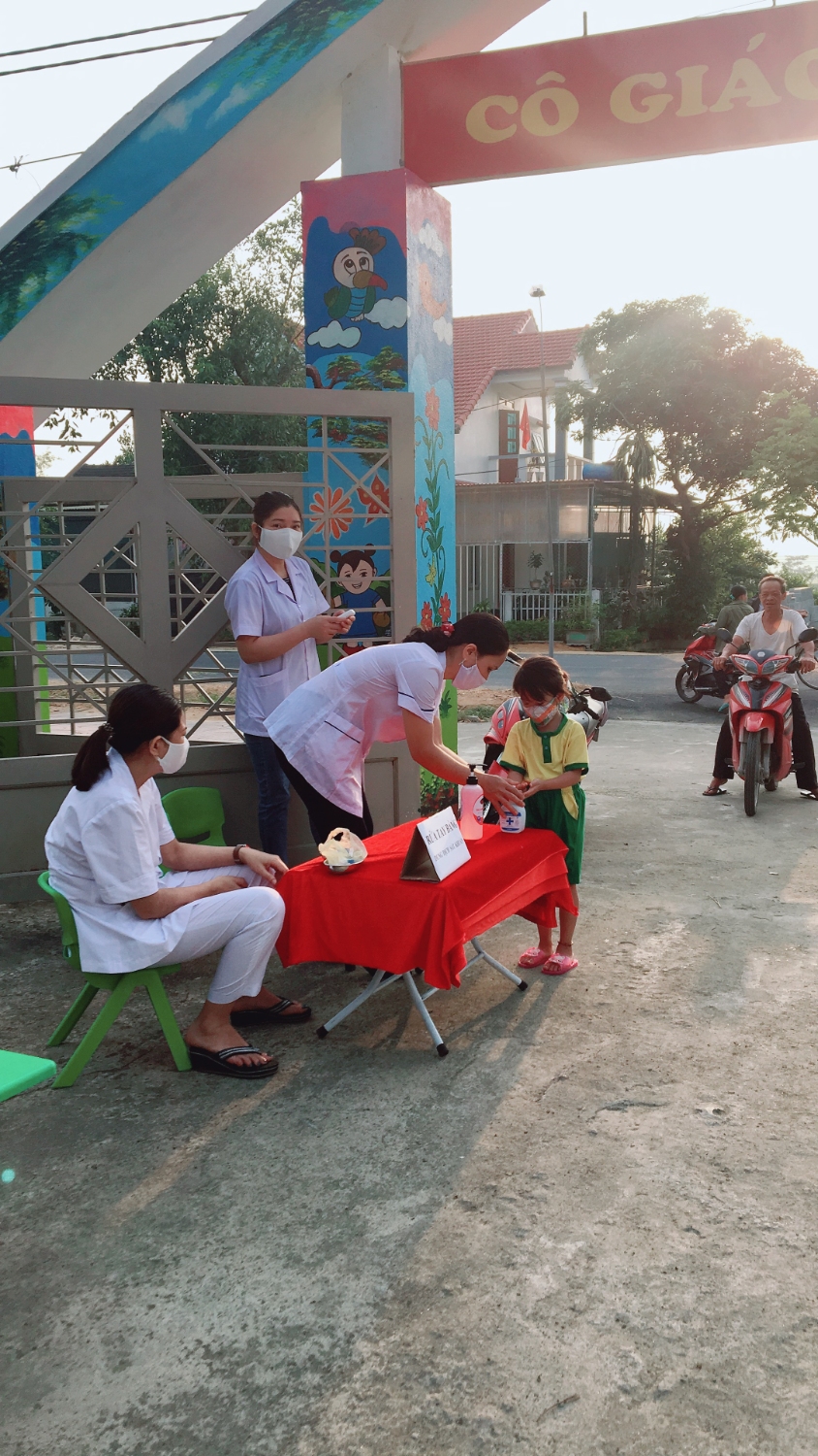 KẾT HỢP VỚI Y TẾ NHÀ TRƯỜNG TỔ CHỨC ĐO THÂN NHIỆT CHO TRẺ