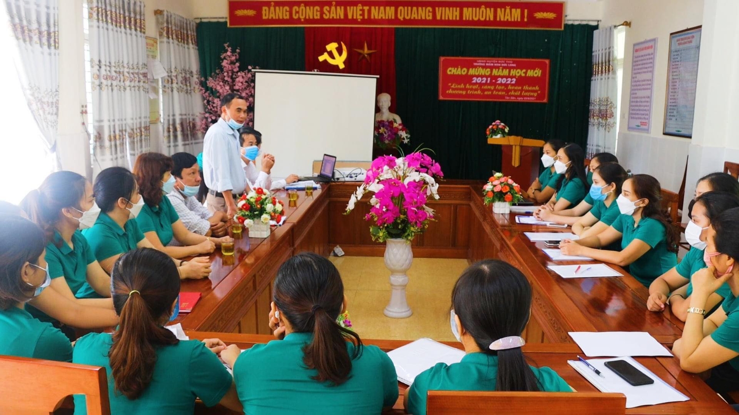 TRAO YÊU THƯƠNG- MÓN QUÀ ĐẦY Ý NGHĨA ĐÔNG VIÊN CÔ CHÁU CHÀO NĂM HỌC MỚI 2021- 2022
