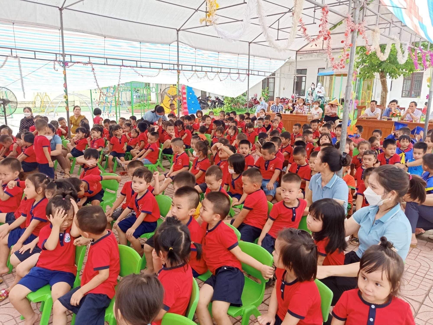 TRƯỜNG MẦM NON ĐỨC LONG TỔ CHỨC LỄ TỔNG KẾT VÀ LỄ RA TRƯỜNG CHO CÁC CHÁU 5 TUỔI